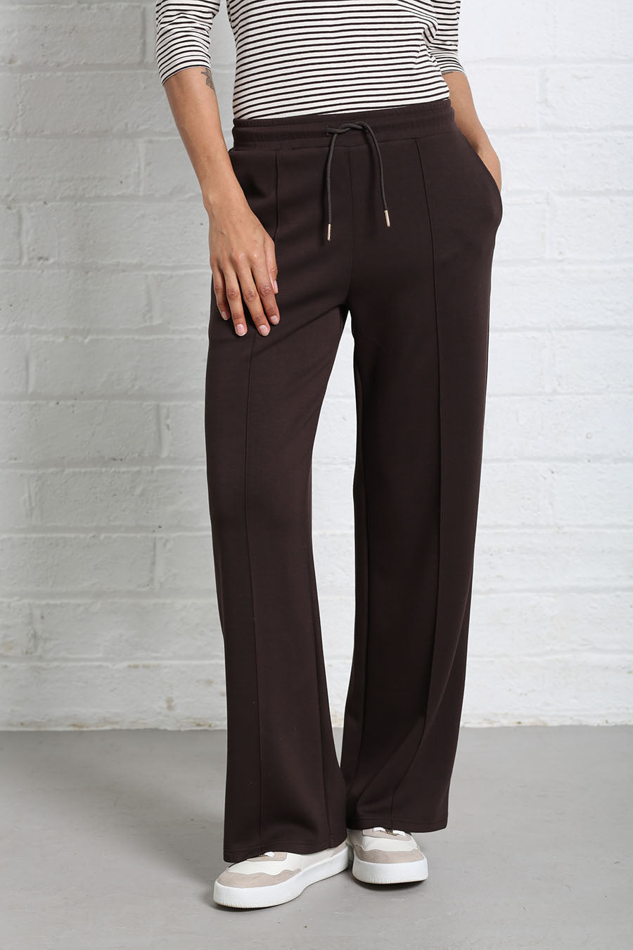 Relax & Renew Wren Jogger Chocolate Brown