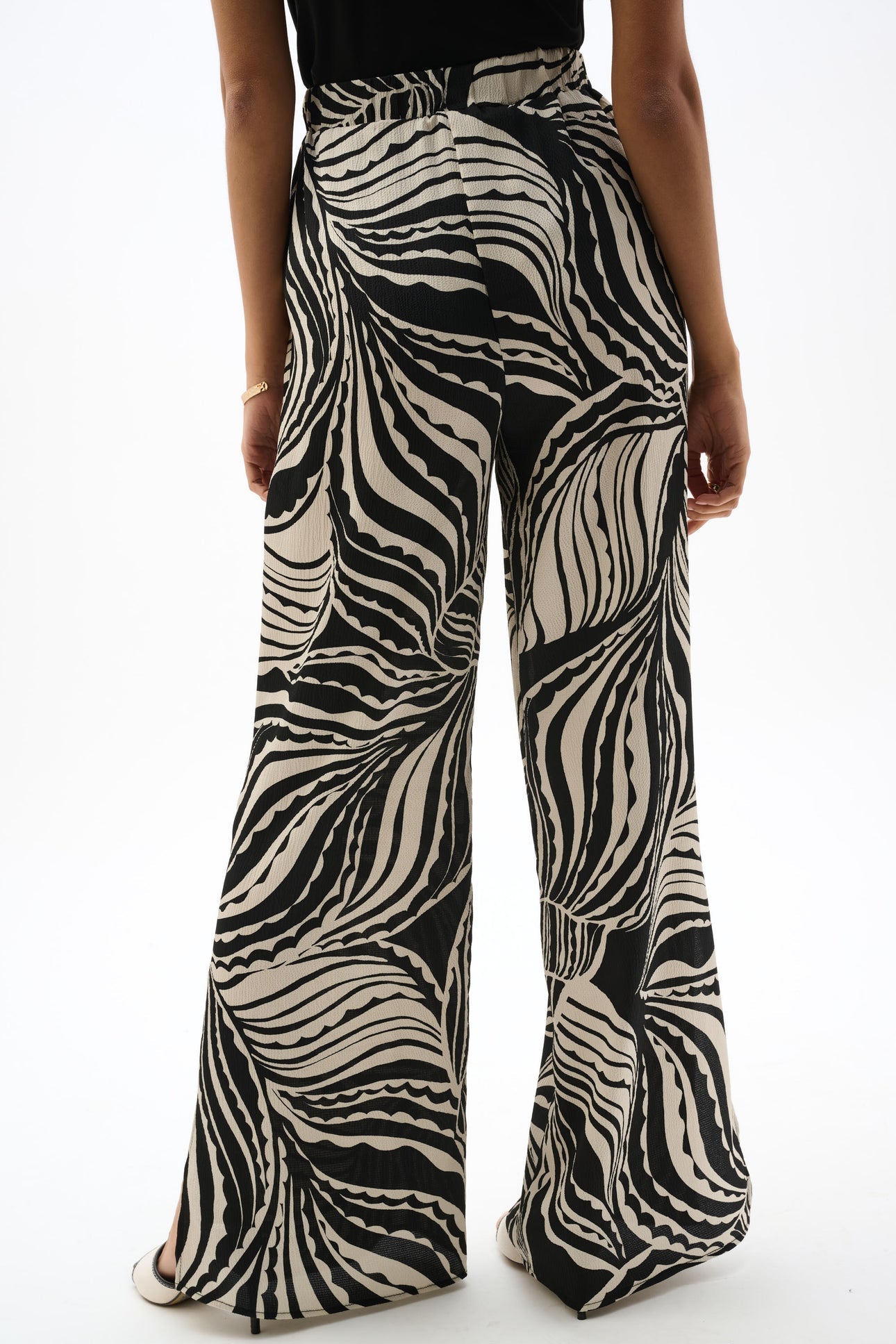 JOSEPH RIBKOFF BUBBLE SATIN ABSTRACT PRINT WIDE LEG PANTS WITH SIDE SLITS 262257