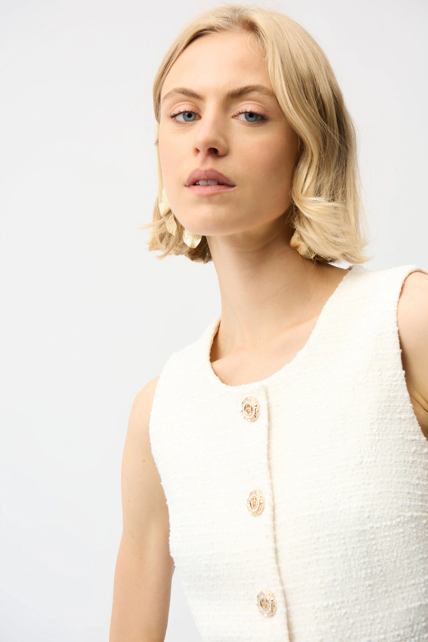 Bouclé Sleeveless Vest With Gold Buttons
261300