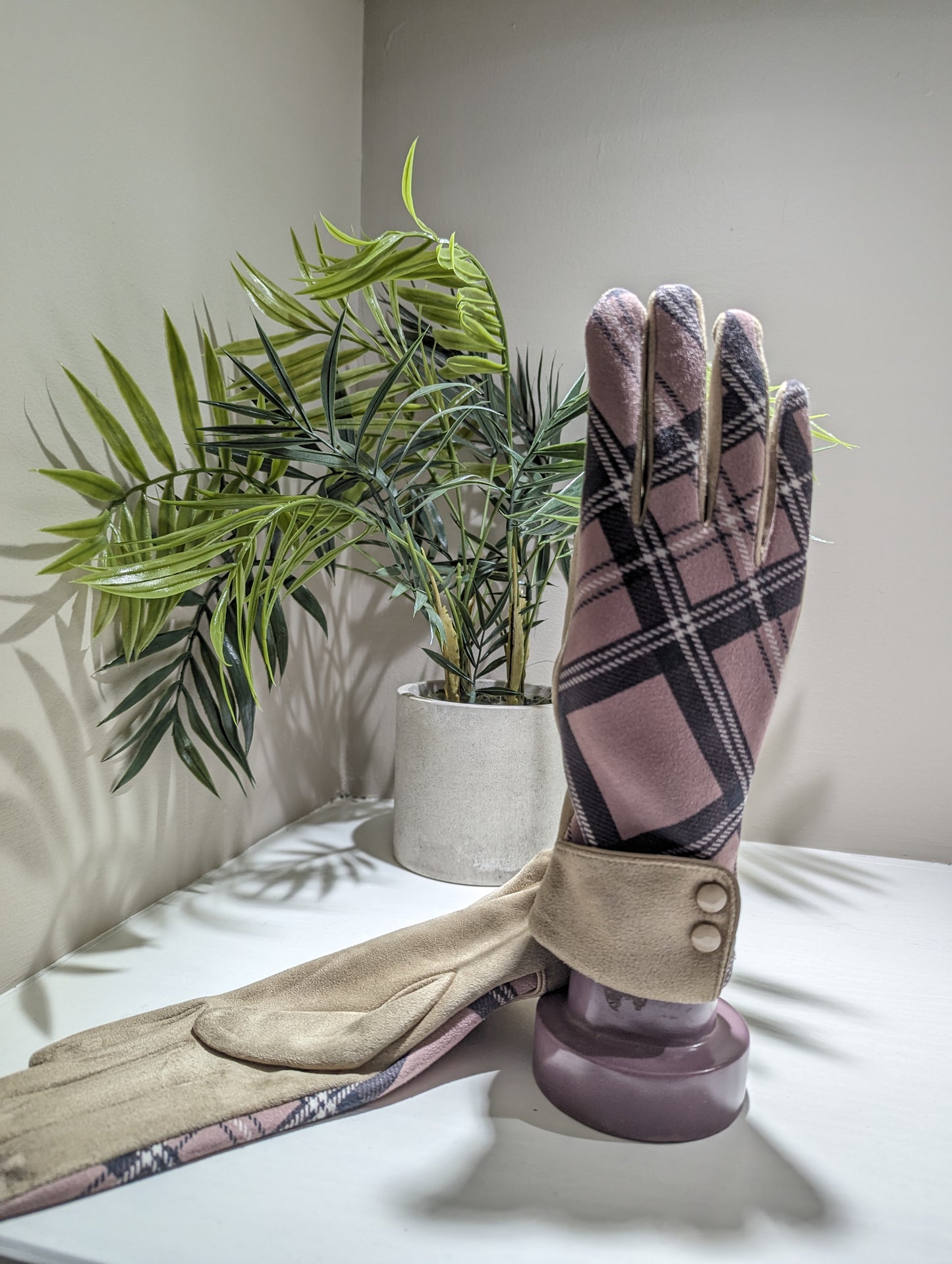 Tartan soft pink/grey gloves